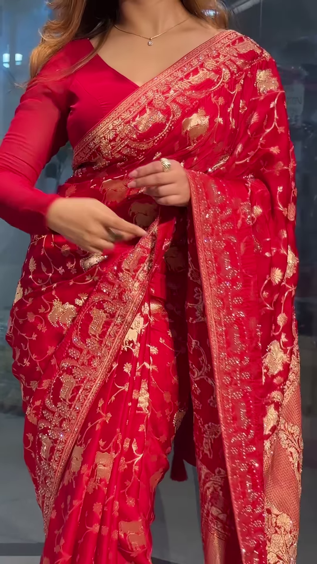 Red Bandhani Silk Woven Saree With Unstitched Blouse Piece - Image 3