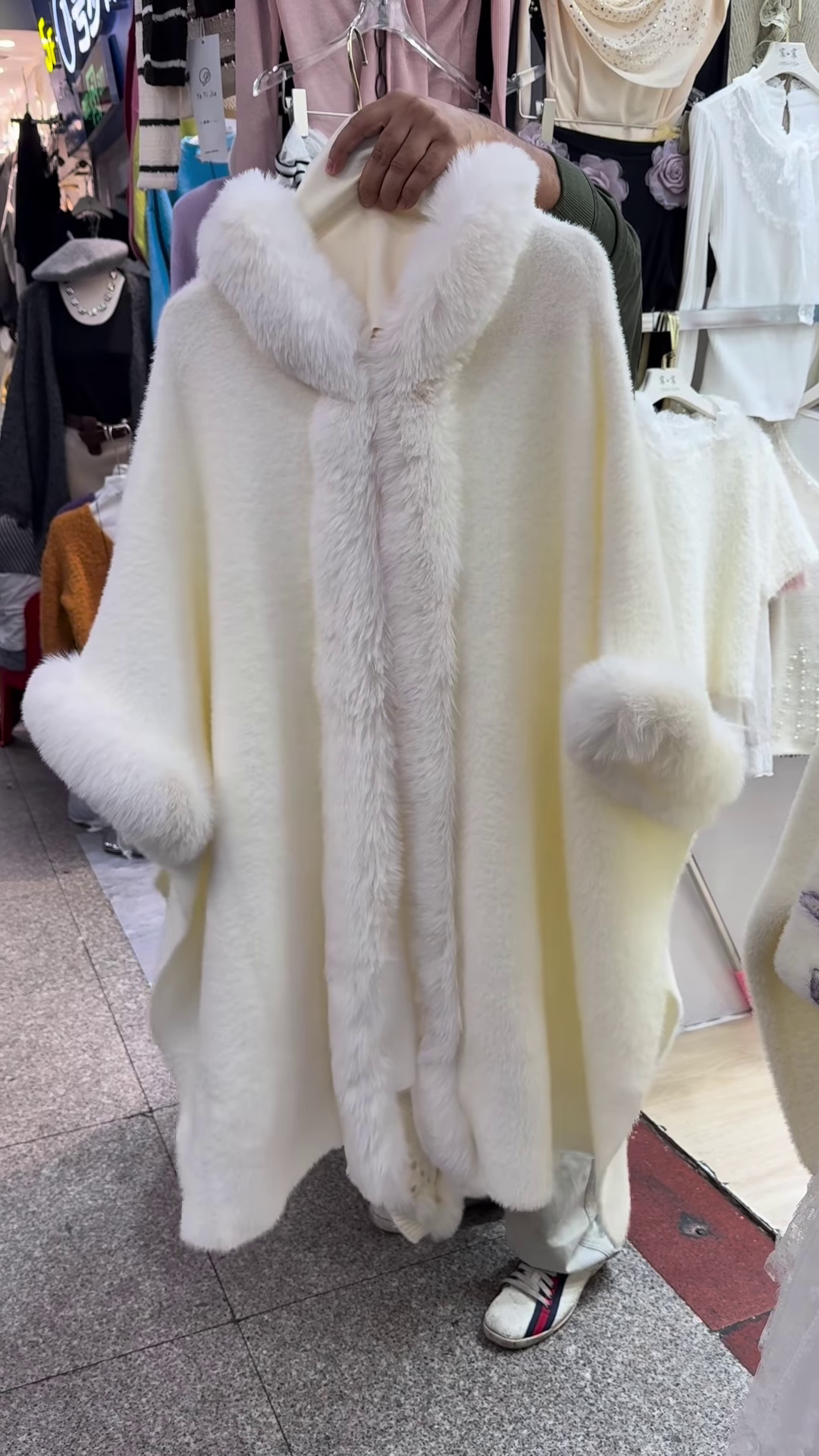 Elegant Winter Faux Fur Poncho & Cape Set ❄️✨ - Image 4